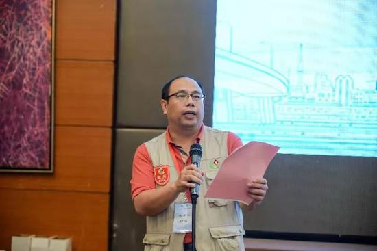 裁判长傅强宣布比赛成绩