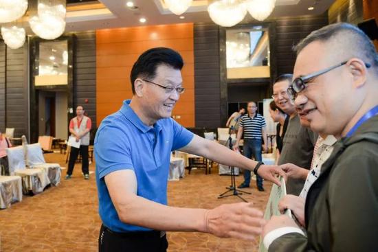 上海市奉贤区体育总会会长张惠康为获奖队颁奖