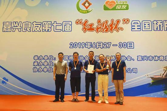 嘉兴市桥牌协会特邀副主席、嘉兴卫健委主任王伟荣(左)为亚军武夷·仙凡福第颁奖