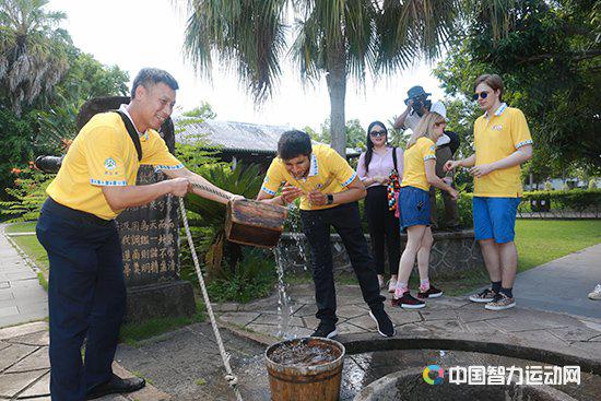 东坡书院内，刘月清为棋手服务