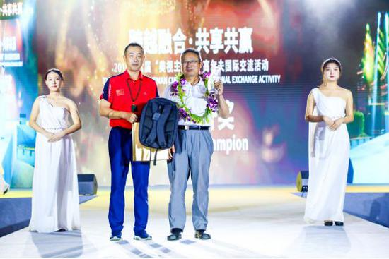 最近洞奖:重庆高尔夫球协会曹光辉