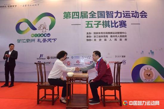龙游县人民政府副县长钟爱红与赛事仲裁主任那威为比赛开棋