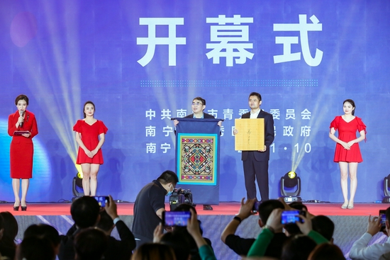 “棋圣”聂卫平和青秀区区长曾鹏鑫互赠纪念品