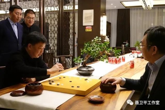 与新弟子陈宇下入门指导棋