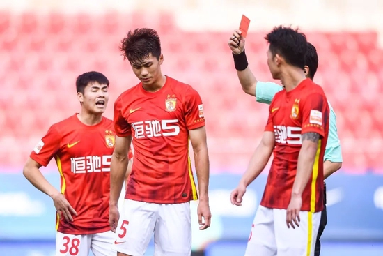 足球报:2轮罚下9人 中超为什么这样“红”?