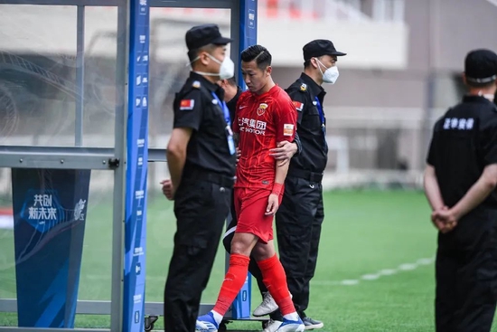 足球报:2轮罚下9人 中超为什么这样“红”?