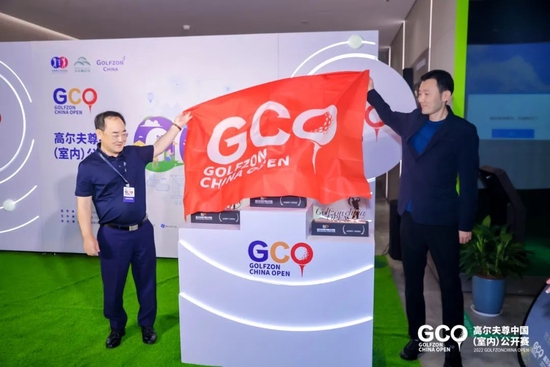 高尔夫尊中国会长朴英祚（左）中高协商务部部长惠陈隆先生（右）共同揭晓赛事奖杯