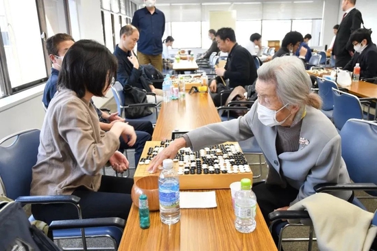 最大年龄差纪录！96岁杉内寿子逆转胜20岁女棋手