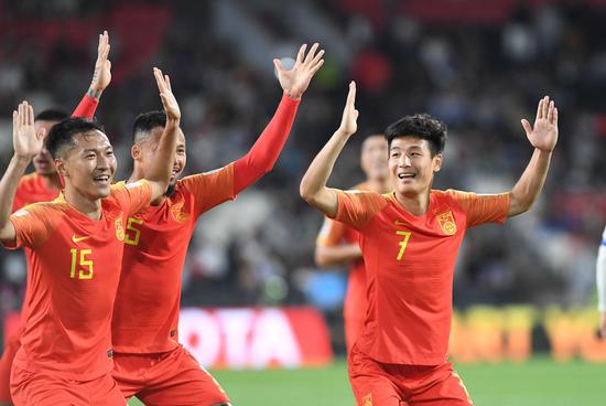 中国队球员武磊（右一）与队友庆祝第一粒进球。新华社记者邬惠我摄