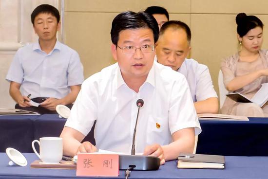 昭苏县委书记张刚介绍昭苏马产业发展规划。