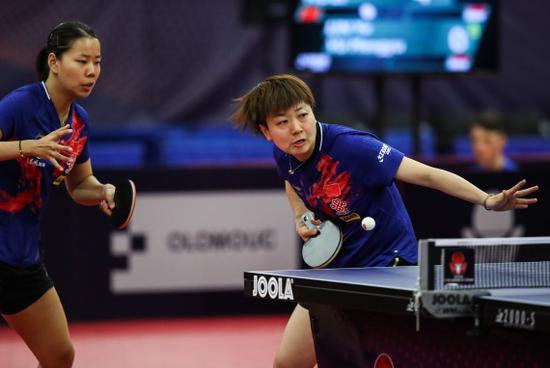 8月23日，中国组合顾玉婷/木子（右）在2019年国际乒联捷克公开赛女双四分之一决赛中。新华社记者单宇琦摄