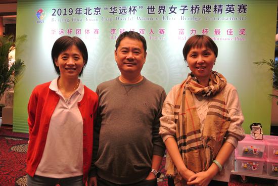 王晓静(中)与队员王文霏(左)、沈琦