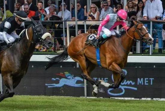 杜美尔策骑‘拉瑟天空’