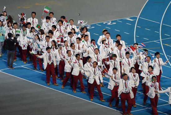 2014年10月4日，第17届亚洲运动会闭幕式在仁川亚运会主体育场举行。图为韩国代表团入场。新华社记者 叶平凡 图