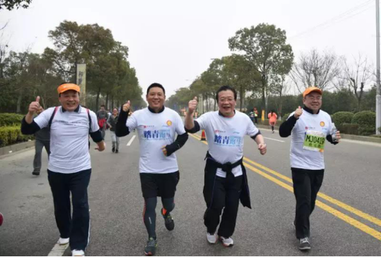 赛道上的八局人