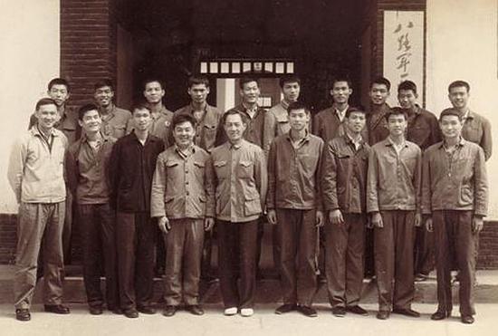 1971年，广东青年队在延安，前排左一为时任主帅的姜乃沧。（资料图片）