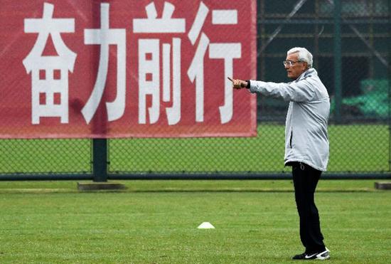 2018年12月13日,中国队主教练里皮指挥队员在海口训练备战即将到来的亚洲杯比赛。新华社记者杨冠宇摄