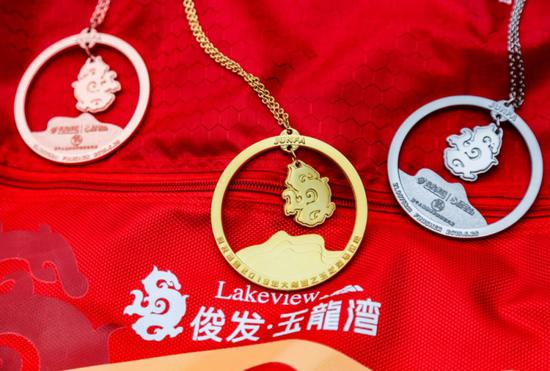 这是什么神仙奖牌!玉龙湾马拉松爱了