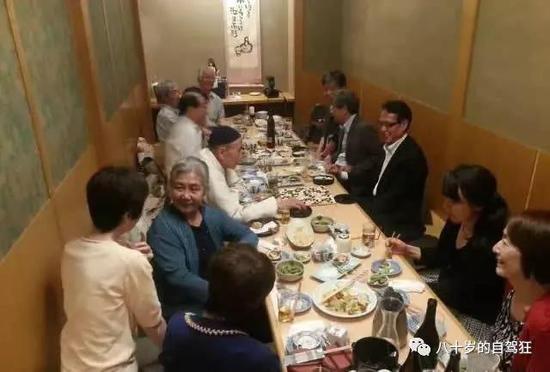 大家都已开吃,他俩还心无旁骛,依然关注在棋盘上。