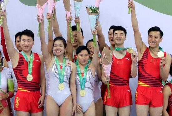 冠军中国队在颁奖仪式上庆祝