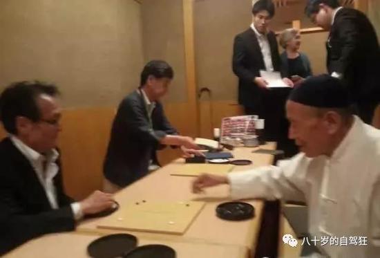 甫进店门,皇上就与老对手、日中文化交流协会的专务理事中野晓较量开来。