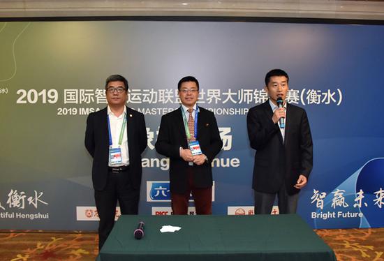 从右至左：中国象棋协会副秘书长李泽超、世界象棋联合会副秘书长薛忠、比赛裁判长栾晓峰