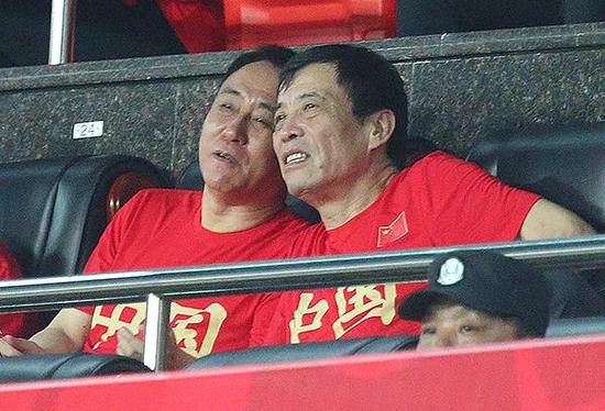 2019年足球友谊赛,中国国家队迎战菲律宾队,陈戌源(右)和许家印观战。 视觉中国 图