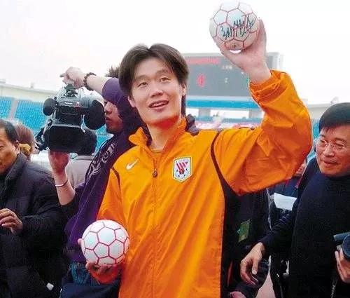 李霄鵬:嘴里含個球,風太大,別閃著舌頭!