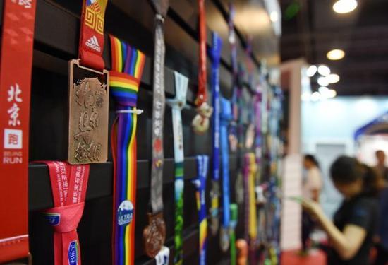 奖牌展示墙上展出的往届北京马拉松奖牌。新华社记者张晨霖摄