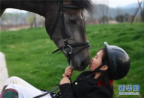 ▲骑行休息时，学员唐思琪在亲吻马