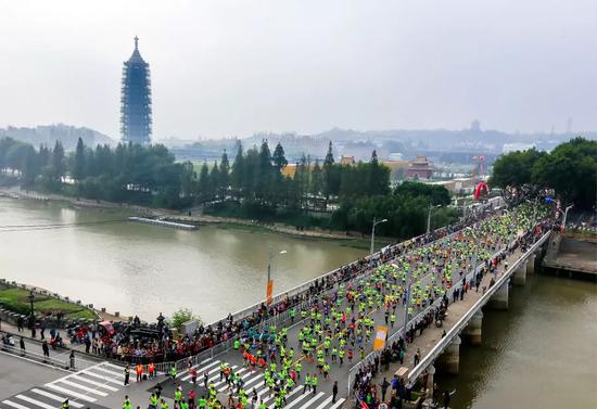 南京马拉松奖牌发布 凭号码布免费游览全市景点
