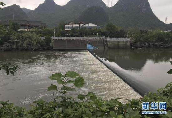 ↑图为翻舟事发地的水坝（4月22日摄）。 新华社记者周华摄