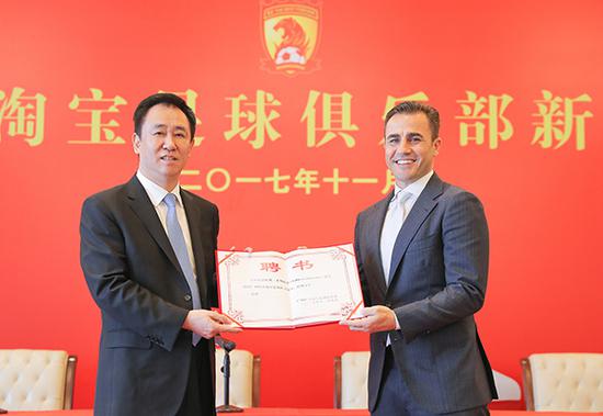 卡纳瓦罗与许家印。视觉中国 资料