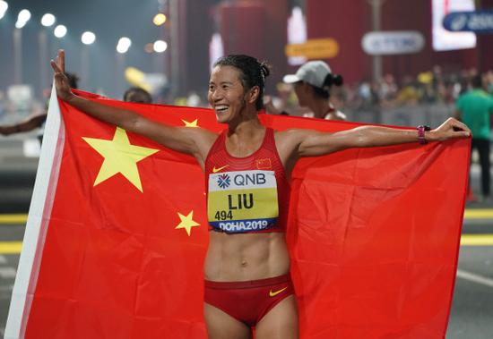9月30日，中国选手刘虹在比赛后庆祝。新华社记者徐速绘摄