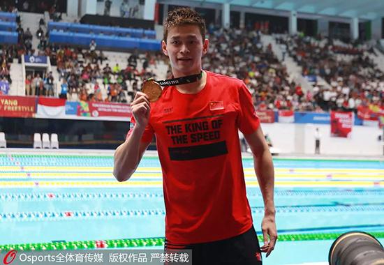 在泳池边展示金牌时，孙杨依然穿着361°。