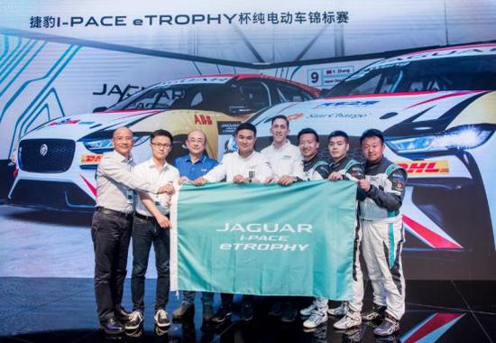 捷豹I-PACE eTROPHY杯中国车队手气仪式,自左向右:万邦新能源投资集团副总裁江建清先生,百度搜索市场部总经理熊赟先生,汽车之家总裁邵海峰先生,捷豹路虎中国与奇瑞捷豹路虎联合市场销售与服务机构市场及产品营销执行副总裁胡波先生,捷豹车队赛事总监James Barclay先生,捷豹I-PACE eTROPHY杯嘉宾车手程飞,中国青年车手张亚琦、王涛