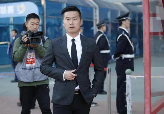 肇俊哲:穿上一身帅气西装……
