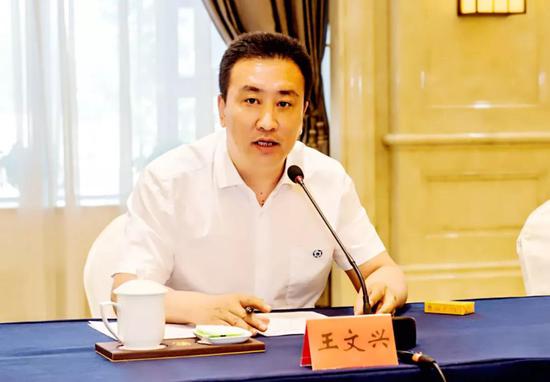 中蕴集团董事长王文兴介绍中蕴马产业发展情况和落地昭苏产业规划。