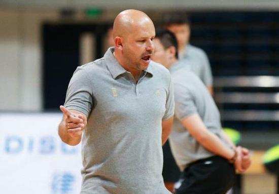 那么,在这换帅的浪潮中,在此来分析分析,目前CBA教练帅位最稳是哪些大神: