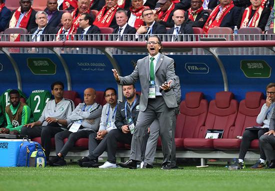 沙特阿拉伯队主教练皮济在比赛中指挥。