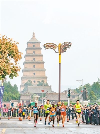 外国选手从大雁塔下跑过（资料图片）