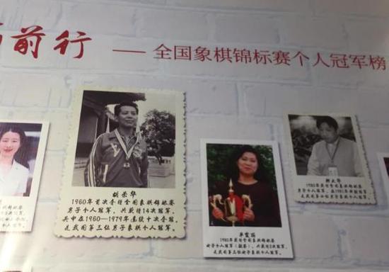 图说：冠军墙上胡荣华夺冠的照片 主办方供图