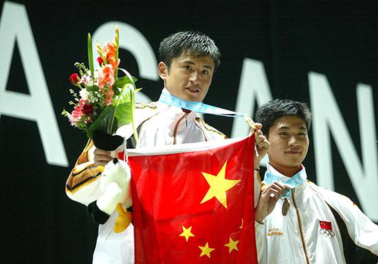 第14届釜山亚运会男子花剑个人赛决赛中，中国选手王海滨击败东道主选手，勇夺亚运首金。