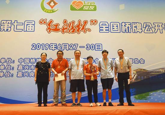 嘉兴市体育局副局长陈政（左）为第三名无将飞翔队颁奖