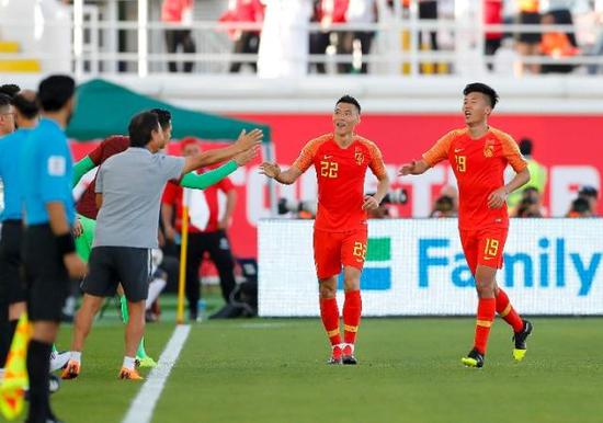 图为1月7日，中国队球员于大宝（右二）庆祝进球。新华社记者丁旭摄