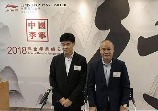 李宁公司首席财务官曾华锋(左)与董事长李宁。罗盈盈/摄