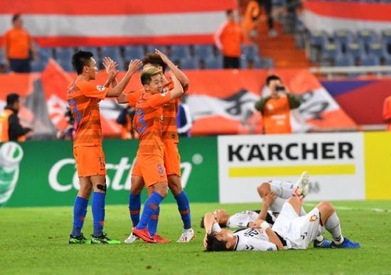 5月8日,在山东济南进行的2019年亚冠小组赛E组第五轮比赛中,山东鲁能队主场以2比1战胜韩国庆南FC队,提前晋级。新华社记者朱峥摄