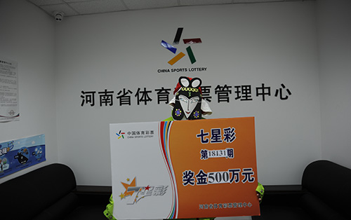 中奖得主领奖照