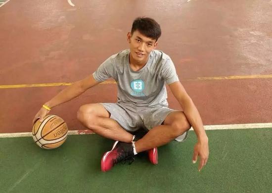 星记-云南喷气机矣进宏 扣瓶子练出的扣篮王!