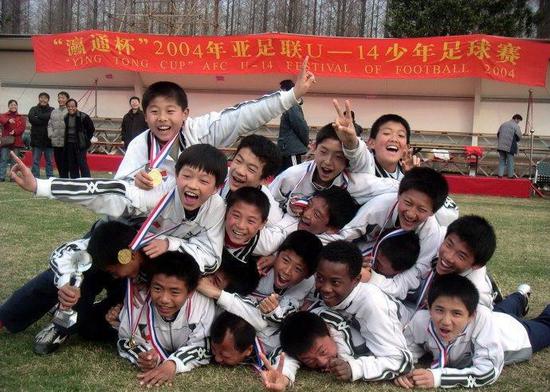 图说:武磊在13岁时,崇明基地代表中国队夺得亚洲年龄段冠军,期待未来恒大这批小将也能茁壮成长。